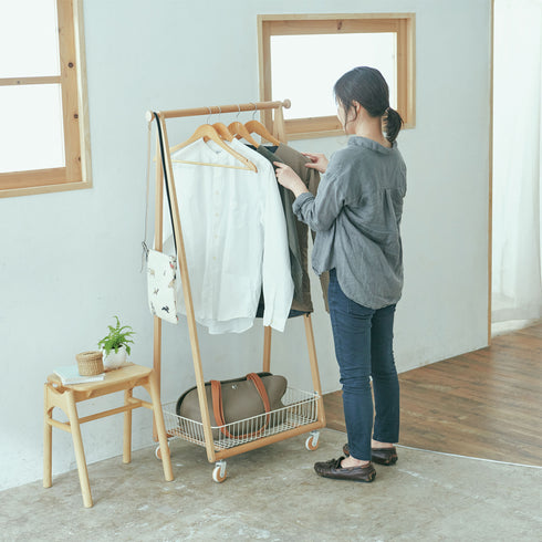 ハンガーにアウターやコートなどをかけ、カゴにカバンや帽子、マフラーなどを収納できる一台二役の商品です。